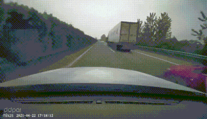 고속도로에서 무리하게 추월 운전 하는 운전자 최후 게시글 썸네일