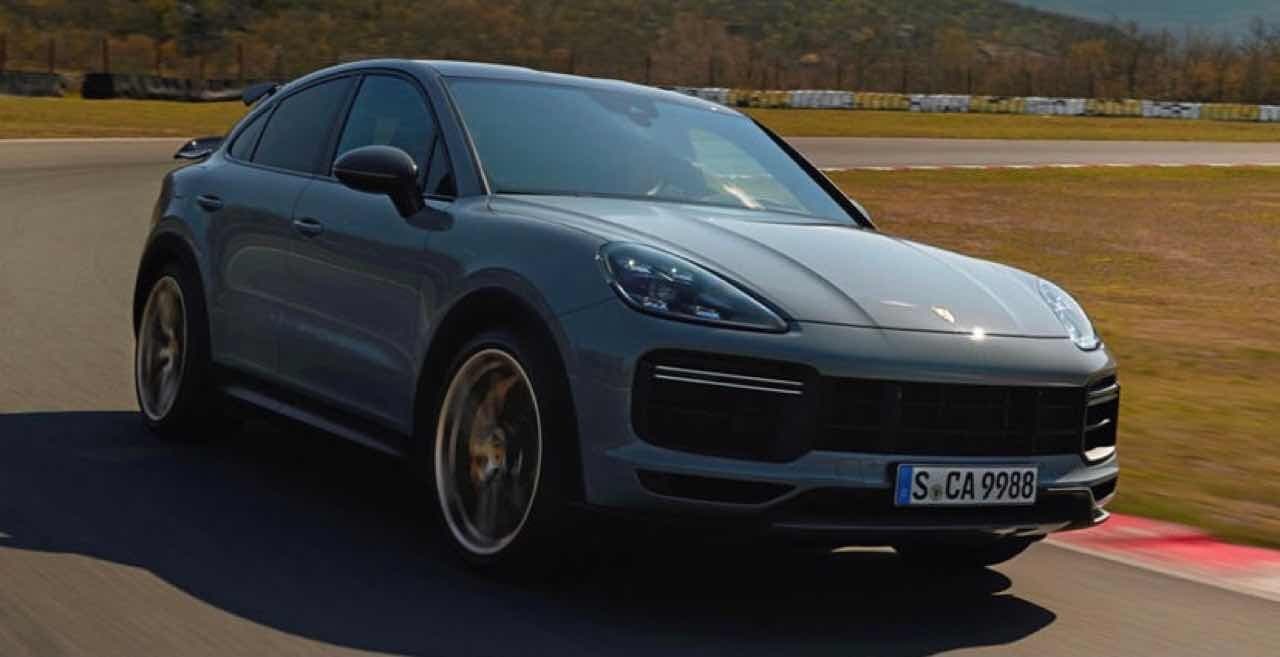 (Carbuzz) 카이엔 터보쿱 GT 누가 사야 하나 게시글 썸네일