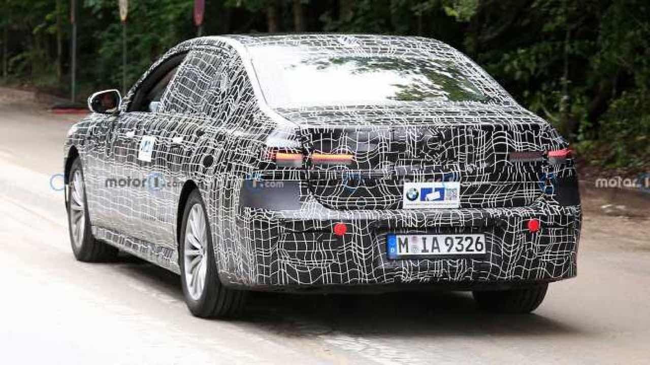 신형7시리즈 새로운 스파이샷...램프상태가... 게시글 썸네일