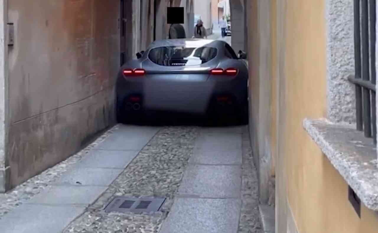 Ferrari Roma 모든 길은 로마로 통하...?? 게시글 썸네일