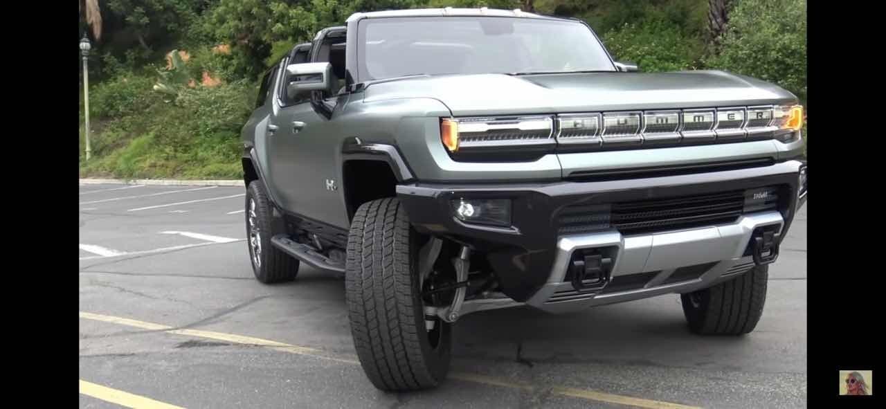 슈퍼카블론디—전기차 Hummer 미리 만나보기  게시글 썸네일