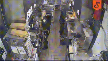 [펌] 작은 주방 화재 진압의 나쁜 예 / 좋은 예 게시글 썸네일