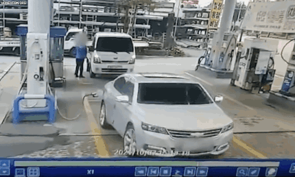 주유소에서 주유기 매단 채 출발한 車 게시글 썸네일