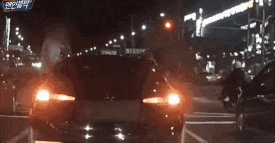 야외.. 차에서 서로의 사랑을 확인하는 커플.gif 게시글 썸네일