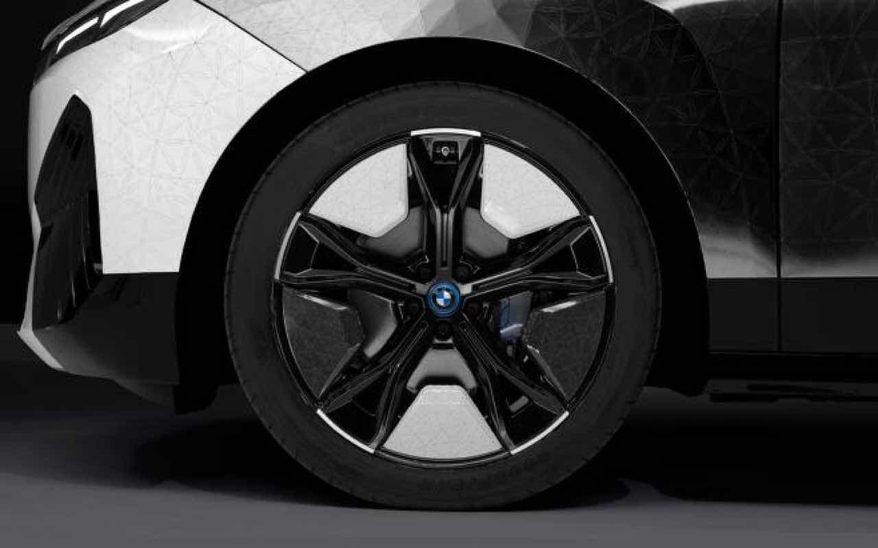 차체 컬러를 운전자 마음대로! BMW가 공개한 신기술 살펴보니 게시글 썸네일