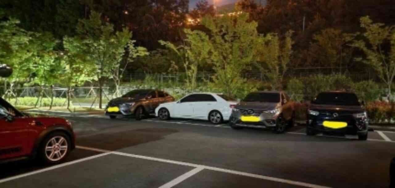 3칸 혼자 주차한 벤츠 응징한 아파트 주민들…차 못빼 결국 경찰 불러 게시글 썸네일