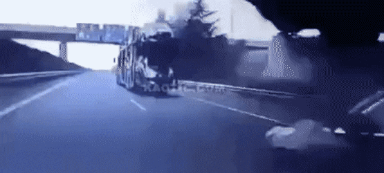 (펌)칼치기 운전이 부른 사고 게시글 썸네일