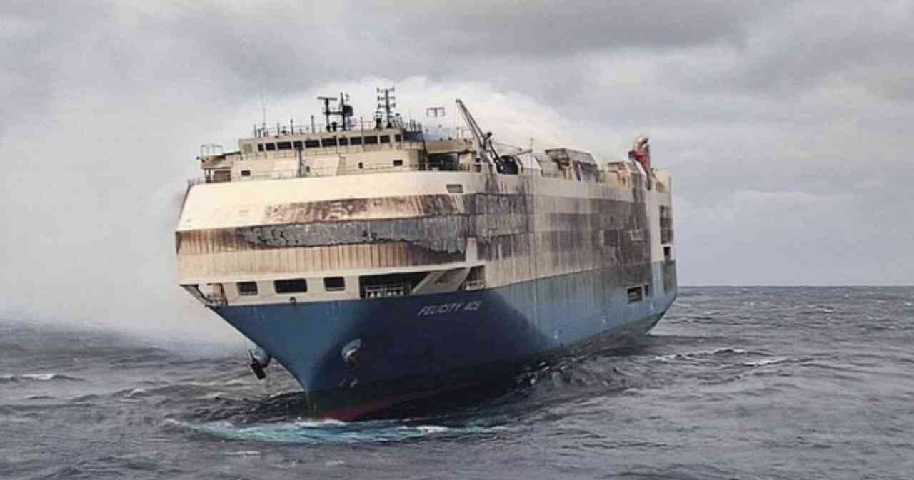 "4800억이 바다 속으로"..차량 4000대 실은 선박 결국 침몰 게시글 썸네일