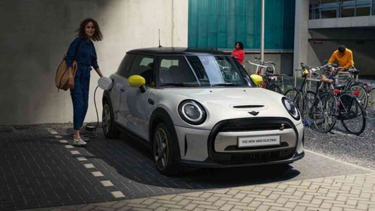 '미니' 첫 전기차 타보니..조용한데 주행감 반전, 짧은 주행거리는 단점[주말車담] 게시글 썸네일
