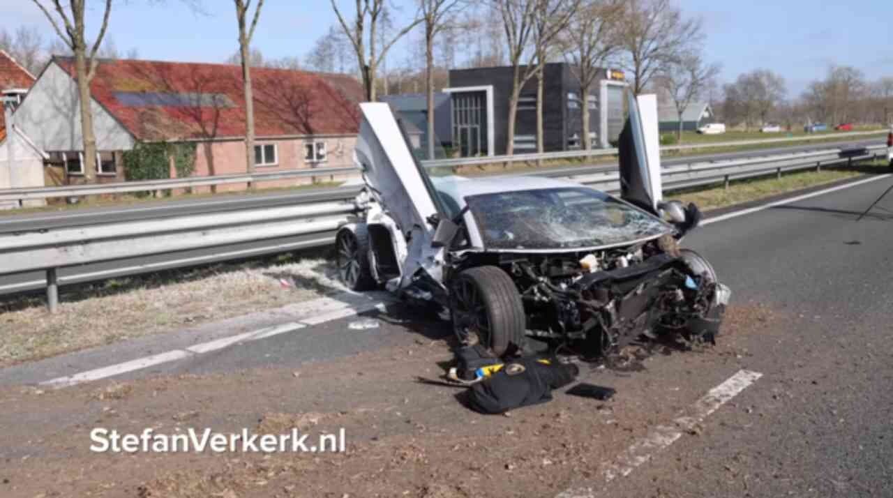 람보르기니 사고로 '플렉스' 해버린 네덜란드 백만장자

 게시글 썸네일