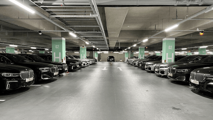 주차장에 가득찬 bmw 게시글 썸네일