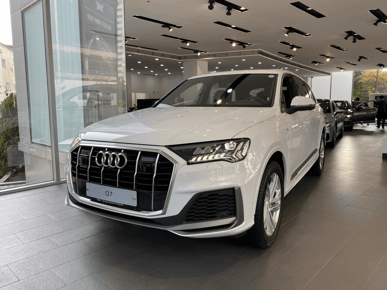 아우디 Q7 진짜 예쁘네요....  게시글 썸네일