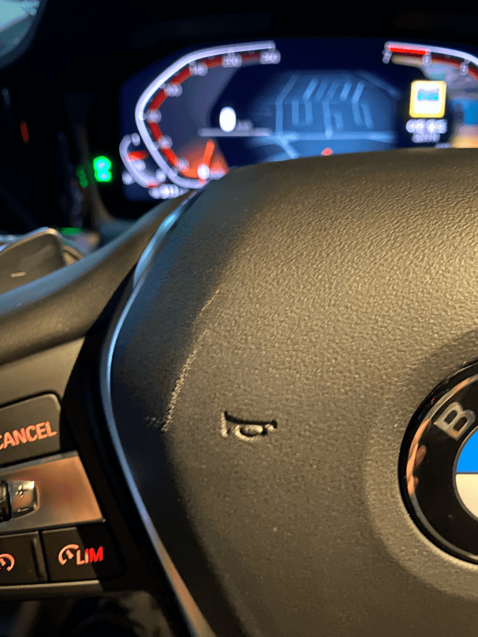 핸들 중앙부에 스크레치가 났습니다.. 게시글 썸네일