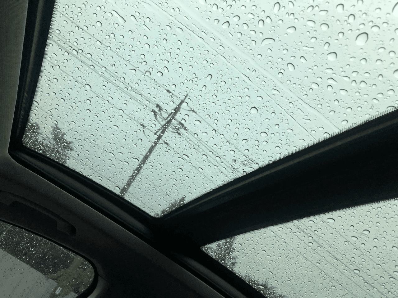 비오는 날 차안에서 게시글 썸네일