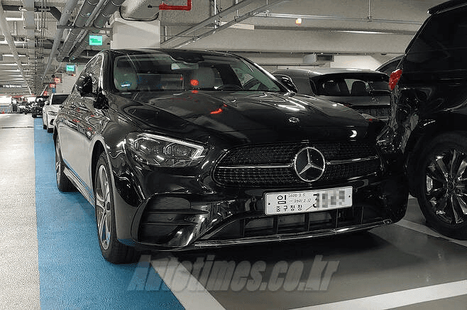 서울의 주차장에서 포착된 신형 E클래스 게시글 썸네일