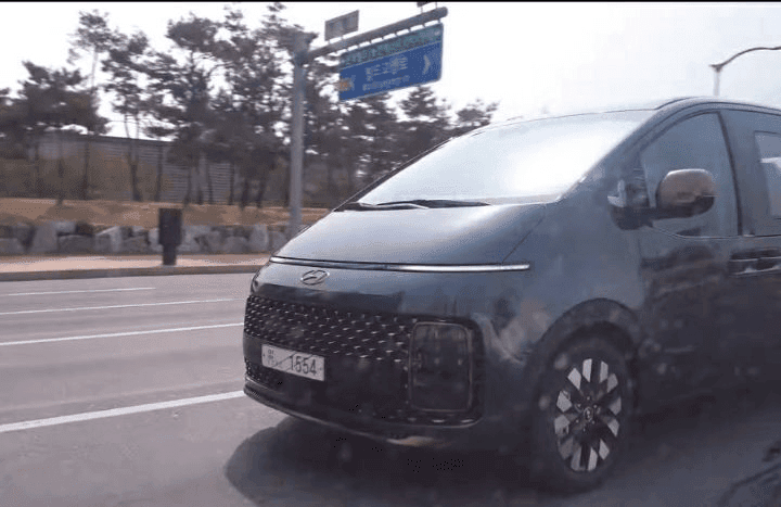 이게 어제 나온 현대 스타리아인가요??  게시글 썸네일