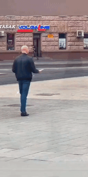 길거리 전단지 무조건 받게하는 개꿀팁. gif  게시글 썸네일