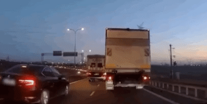 경적 울렸다고 길막고 차에서 내리는 트럭기사 ㄷㄷㄷ  게시글 썸네일