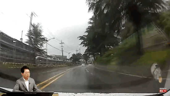 한문철) 고인물 밟고 전복된 레이;;;  게시글 썸네일