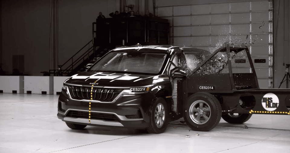 카니발이 측면 추돌에 취약하다는 결과가 나왔습니다 게시글 썸네일