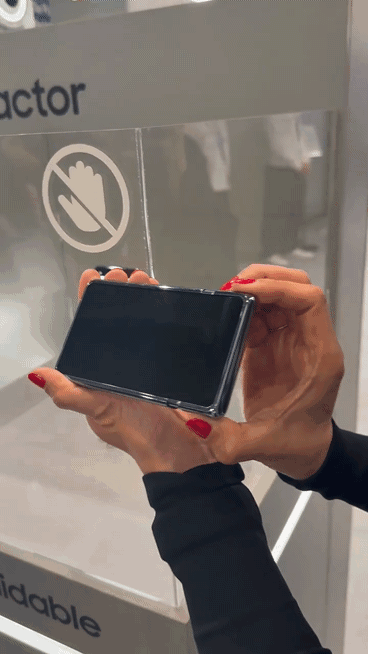 화면이 늘어나는 갤럭시 z슬라이드 공개한 삼성전자. gif 게시글 썸네일