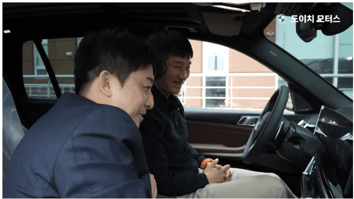 BMW X5 선물받은 수원삼성 이정효 감독 표정 게시글 썸네일