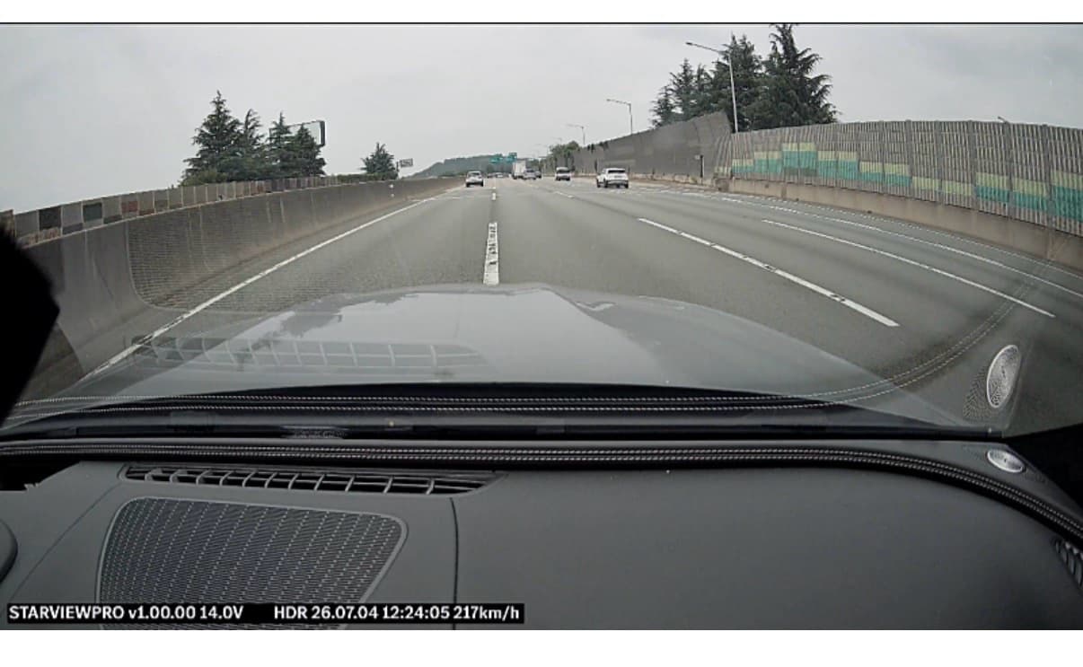 펌) 벤츠 서비스센터에서 고객차로 217km/h 과속질주 게시글 썸네일