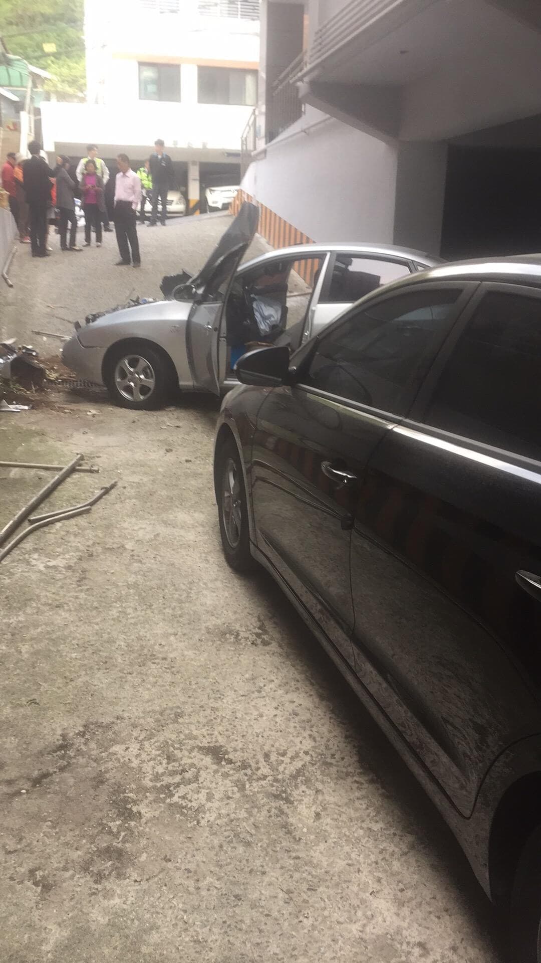 윗 주차장에서 차가 점프 .. 게시글 썸네일