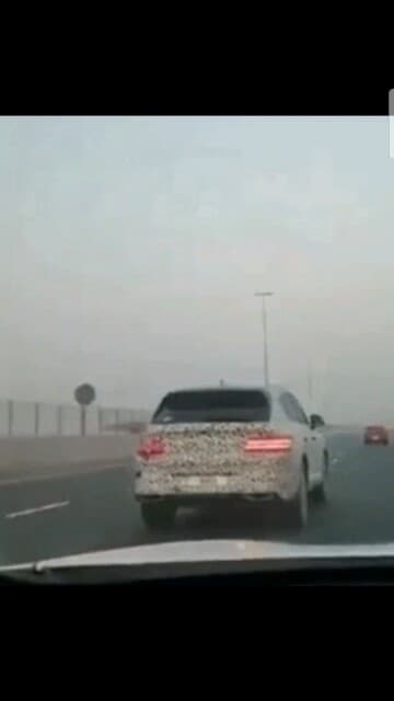 깜빡이 키고 주행하는 GV80  게시글 썸네일