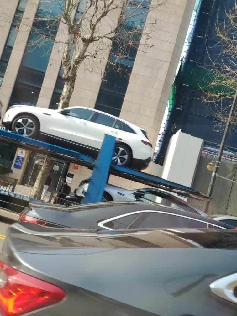 벤츠 전기차 목격 EQC 게시글 썸네일