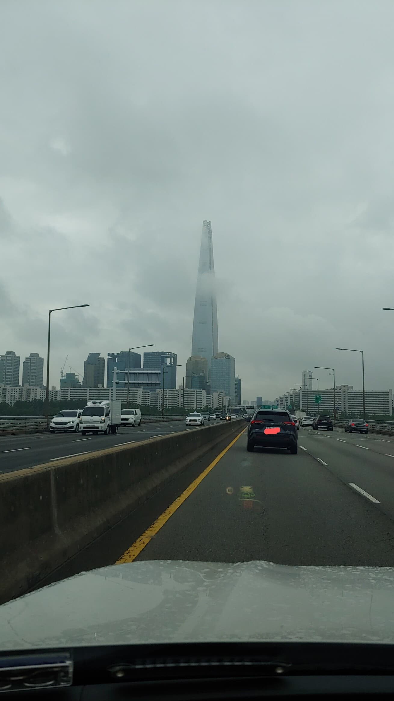 출근길에 본 구름을 머금은 그 타워.. 게시글 썸네일