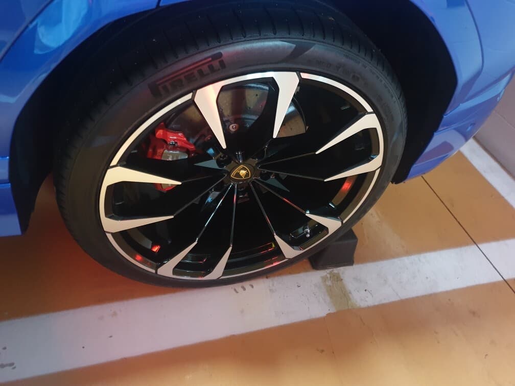 주차장에 못보던차가... 게시글 썸네일