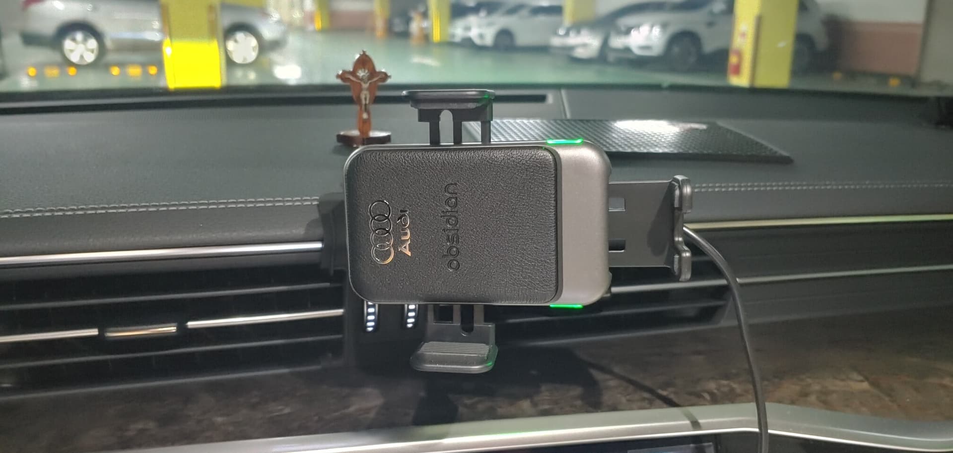 아우디 C8 A6 무선충전거치대 ct-w11 게시글 썸네일