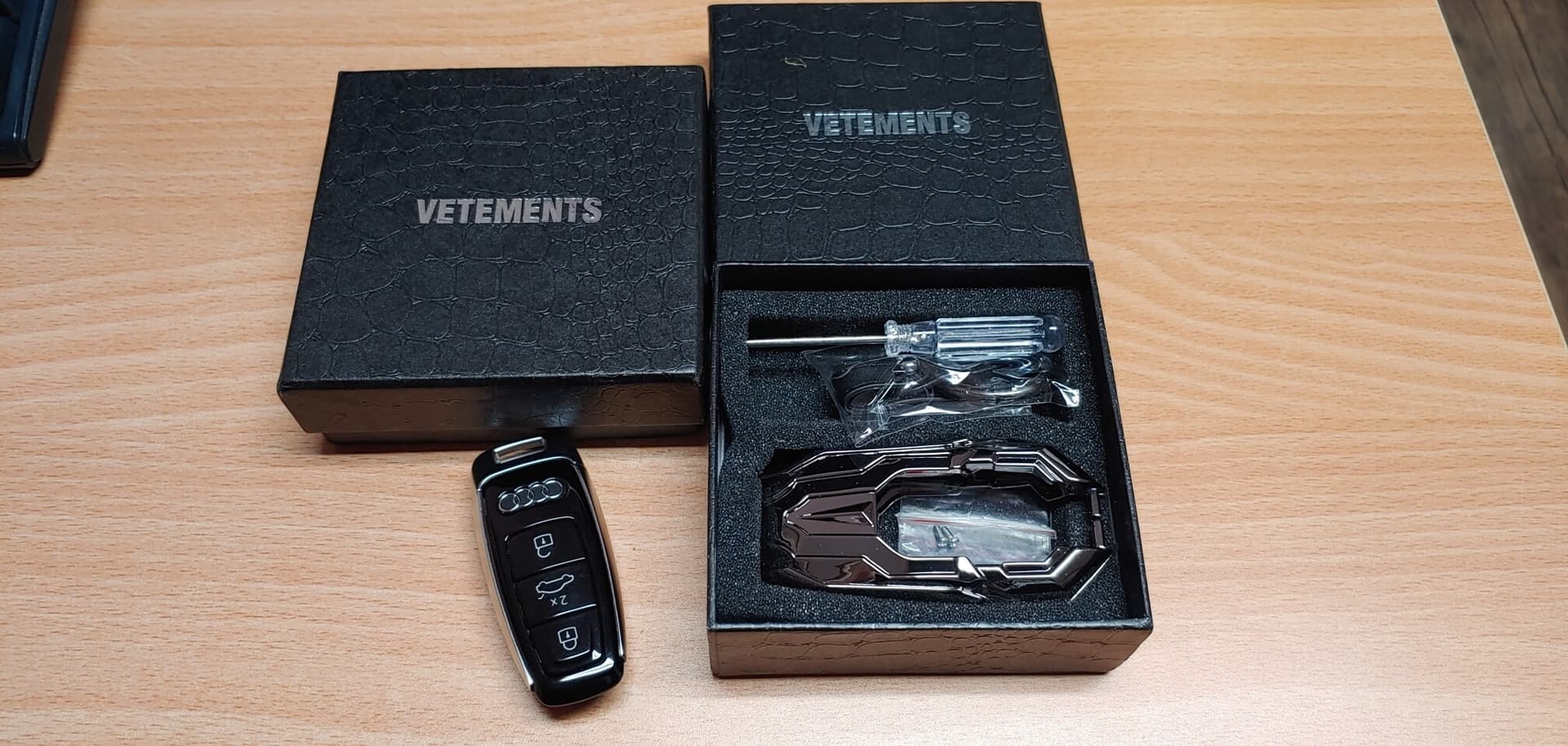 Vetements 키케이스 a6 c8(타브랜드도 있음) 게시글 썸네일