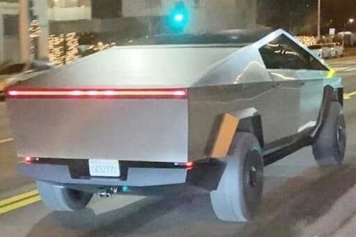 굴러다니는 실물 테슬라 사이버트럭? 게시글 썸네일