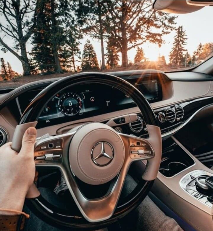 ?자동차 핸들 샷 게시글 썸네일