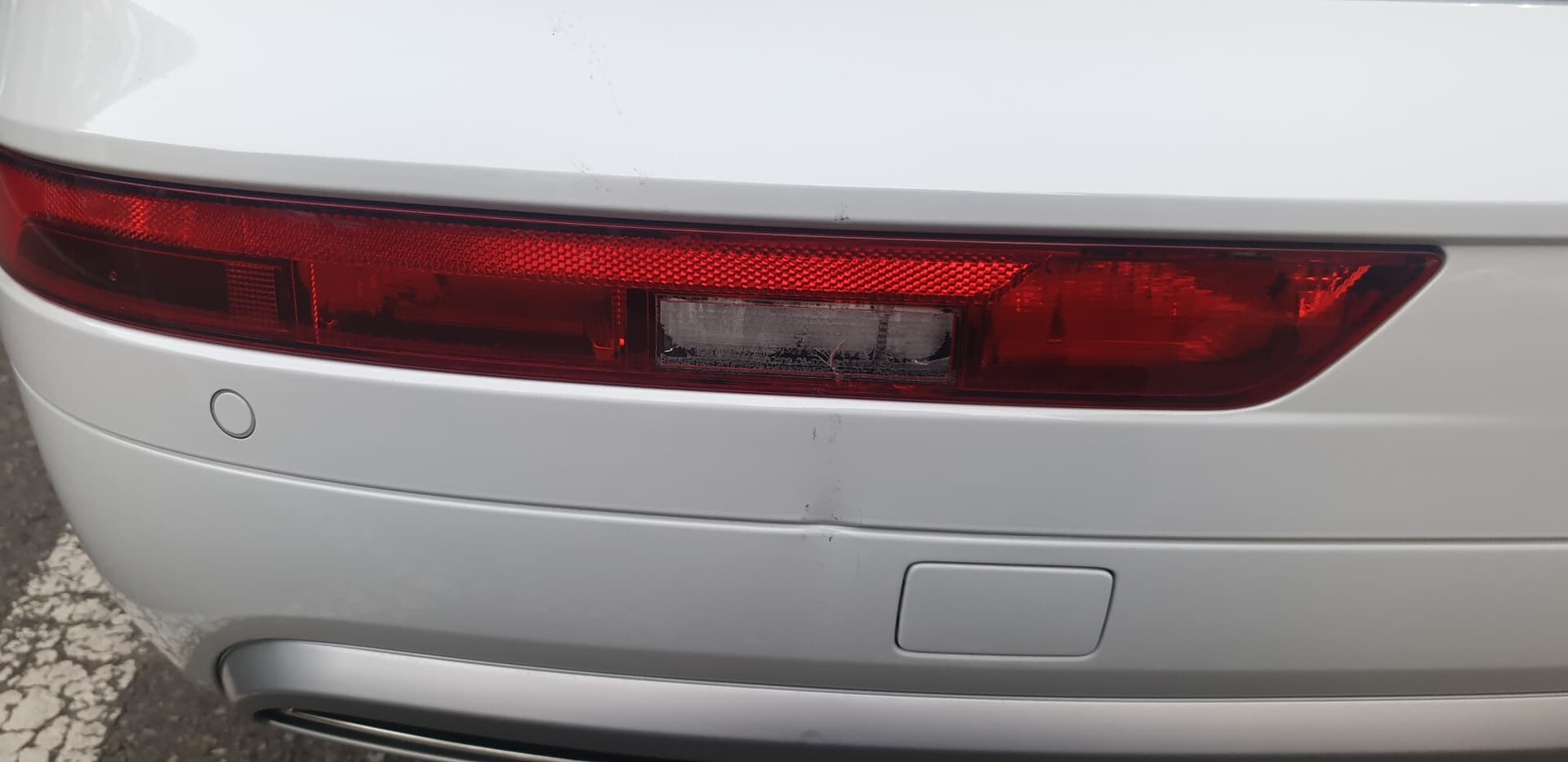 뒷범퍼 반사판에 습기가 차서 질문드립니다 게시글 썸네일