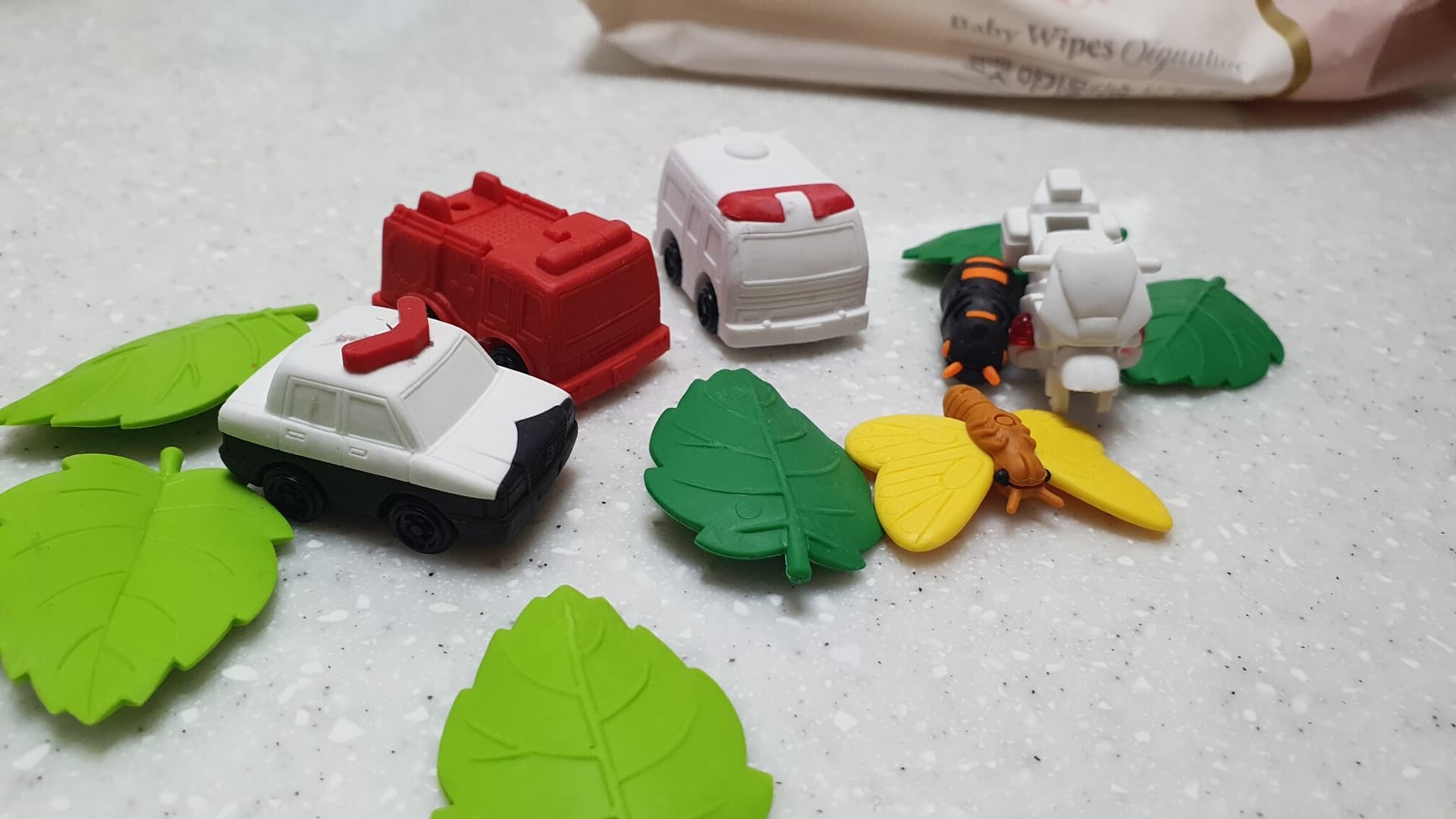 아들 책상에 자동차 장난감들이 있길래 만져보니.. 게시글 썸네일