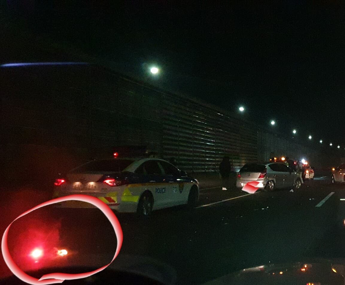 밤에 교통사고 나면  바닥에 ?불 모형 설치?? 게시글 썸네일