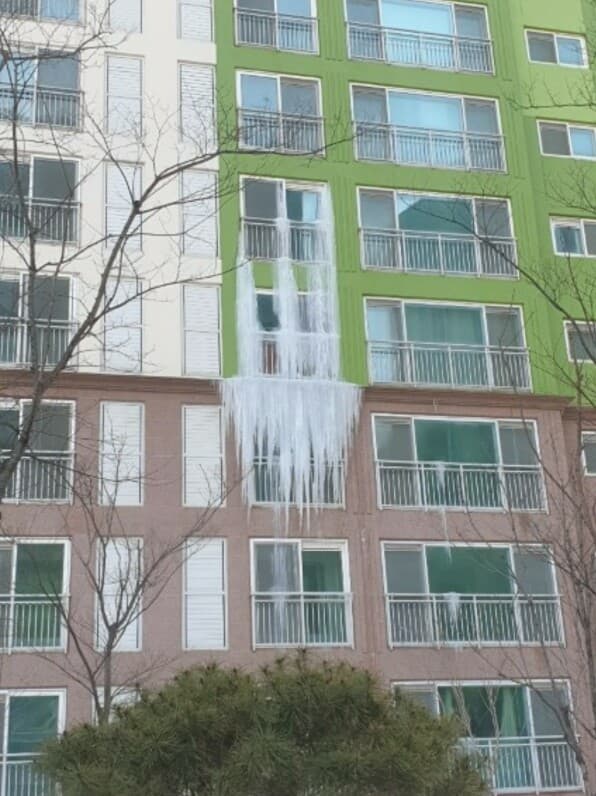 (비차량) 아파트에 생긴 고드름 ? 게시글 썸네일