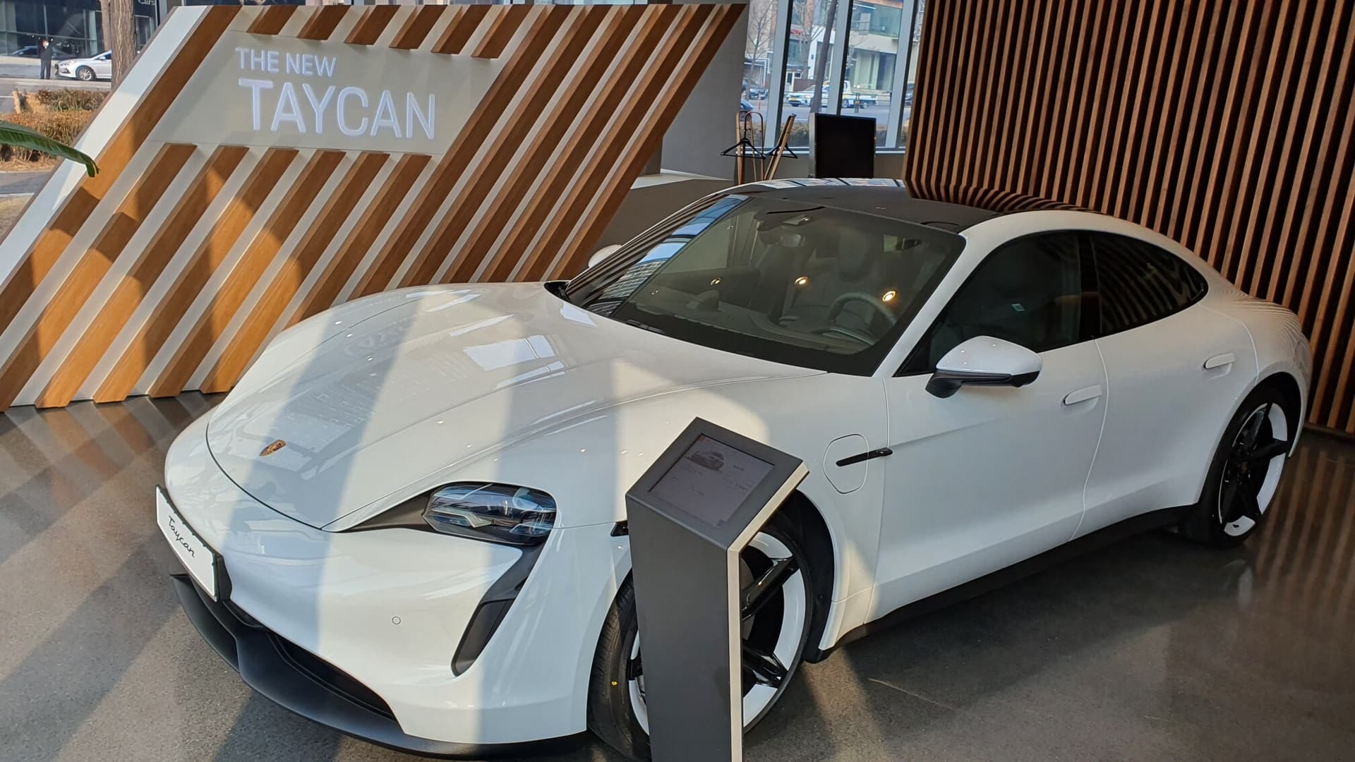 타이칸4s를 보고왔습니다. 포르쉐 스튜디오 청담 게시글 썸네일