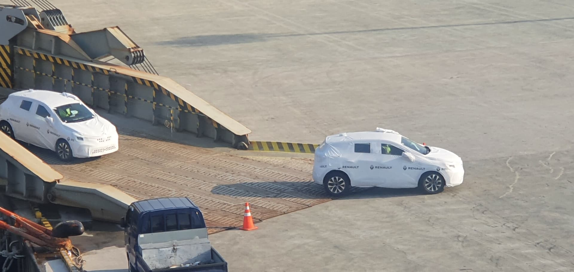 르노는 다른 수입차랑 다르게 엄청 싸매고 입항하는군요 게시글 썸네일