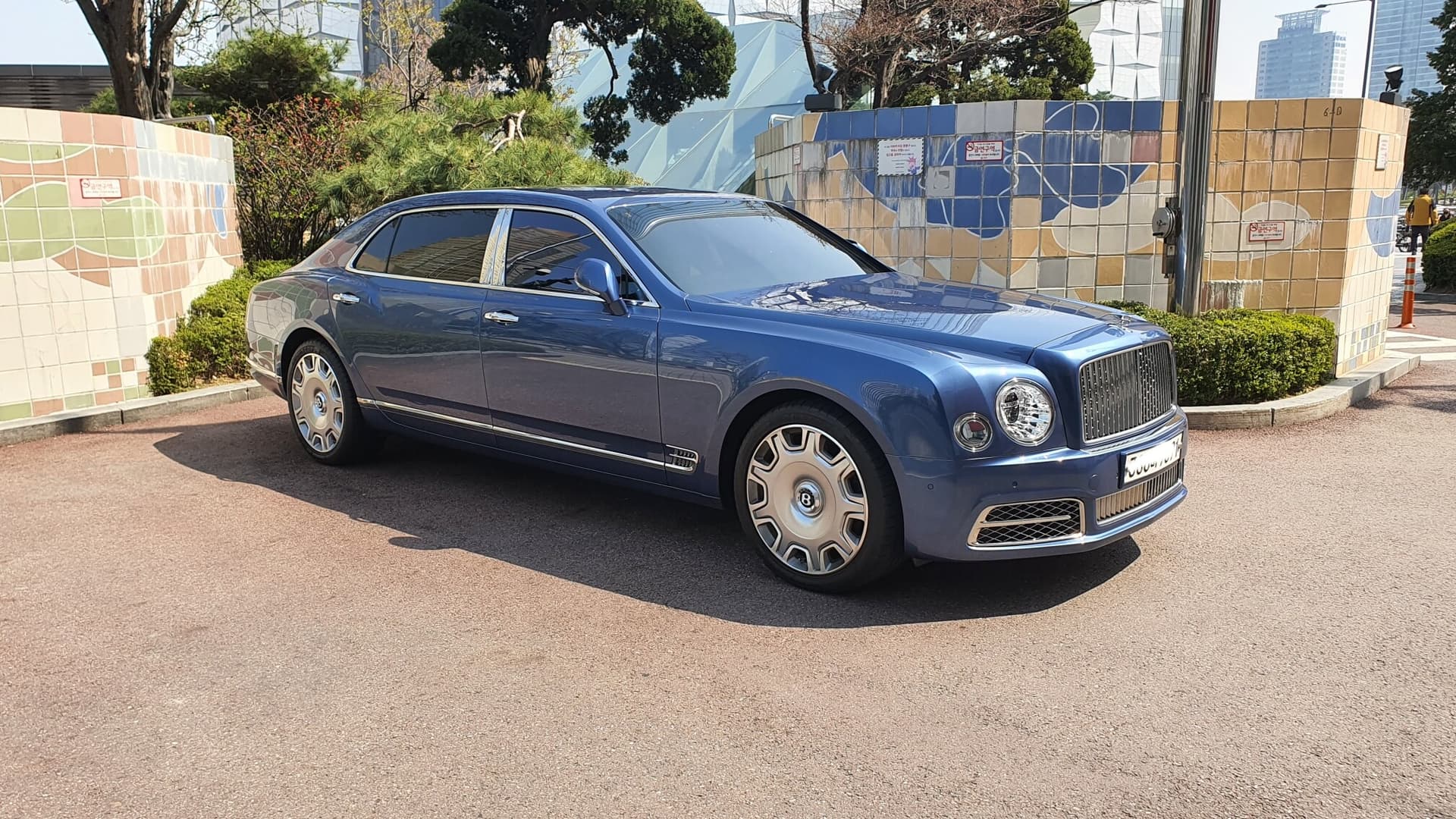 벤틀리 뮬산을 실물로 첨 봤네요.. 게시글 썸네일