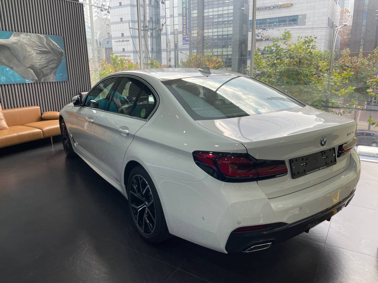 BMW 5시리즈 530e M 스포츠 패키지 게시글 썸네일