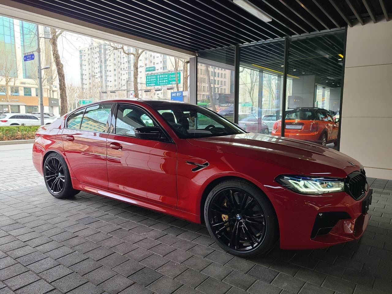 BMW M5 컴페티션 이몰라 레드 에디션 게시글 썸네일