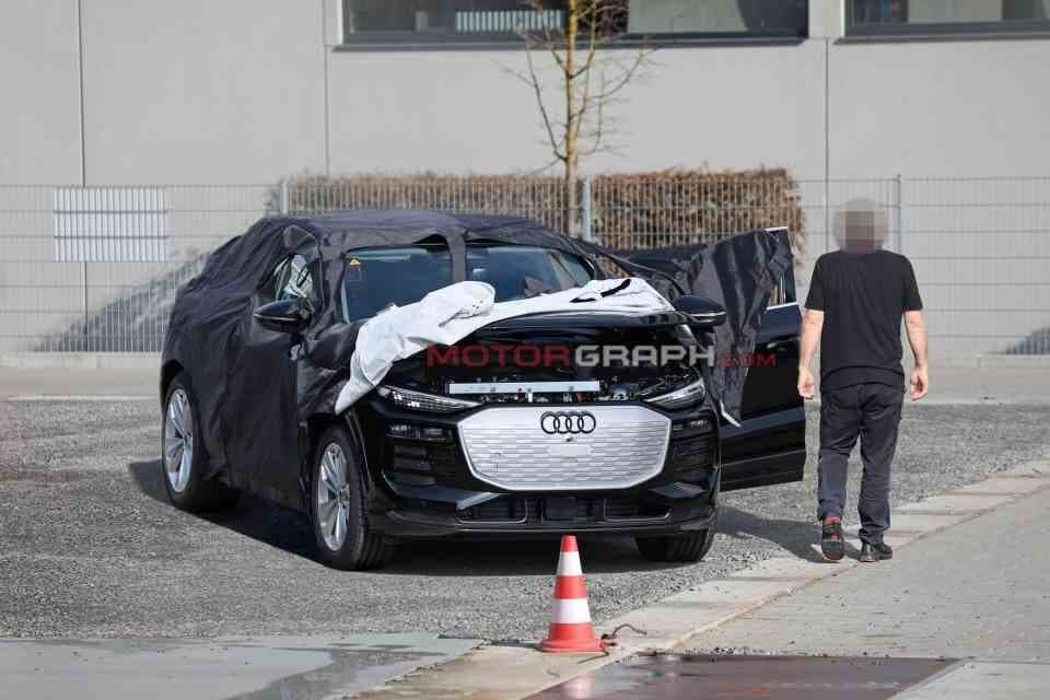 내년 출시 예정인 아우디 Q6 e-트론이 위장막 잠깐 올린 사이에 포착됐습니다 게시글 썸네일