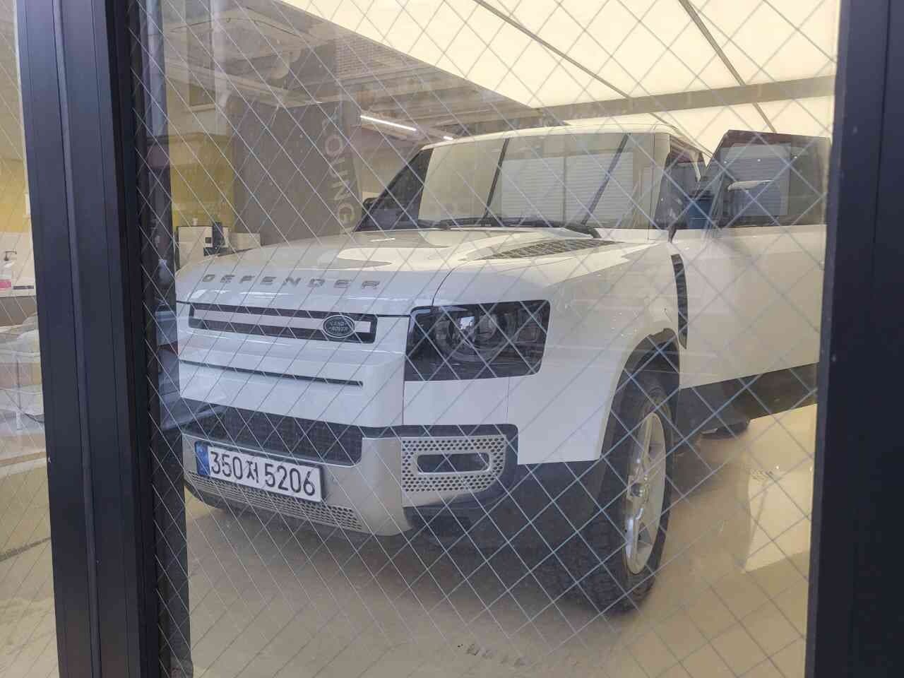 랜드로버 디펜더 90 D250 SE 게시글 썸네일