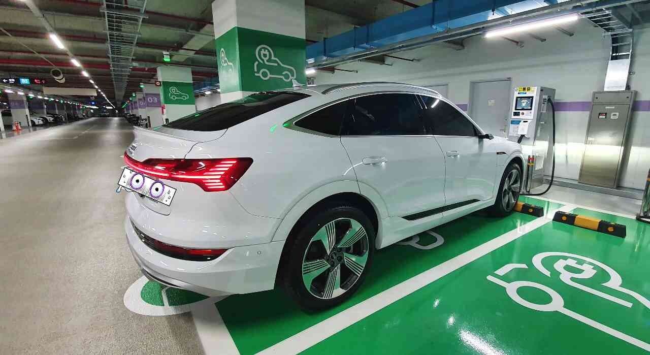 아우디 e-트론 스포츠백 55 콰트로 게시글 썸네일