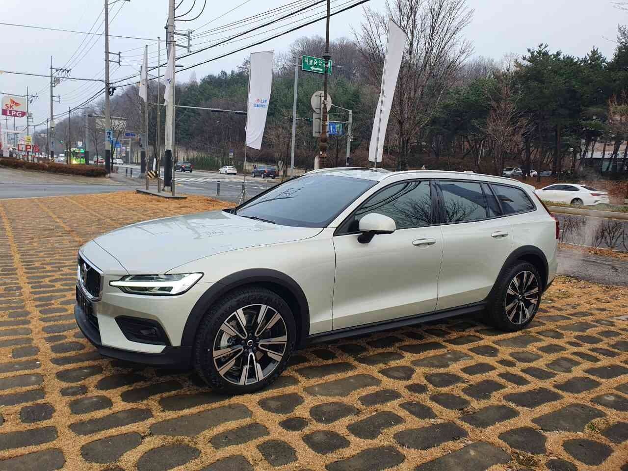 볼보 V60 크로스컨트리 B5 AWD 프로 게시글 썸네일