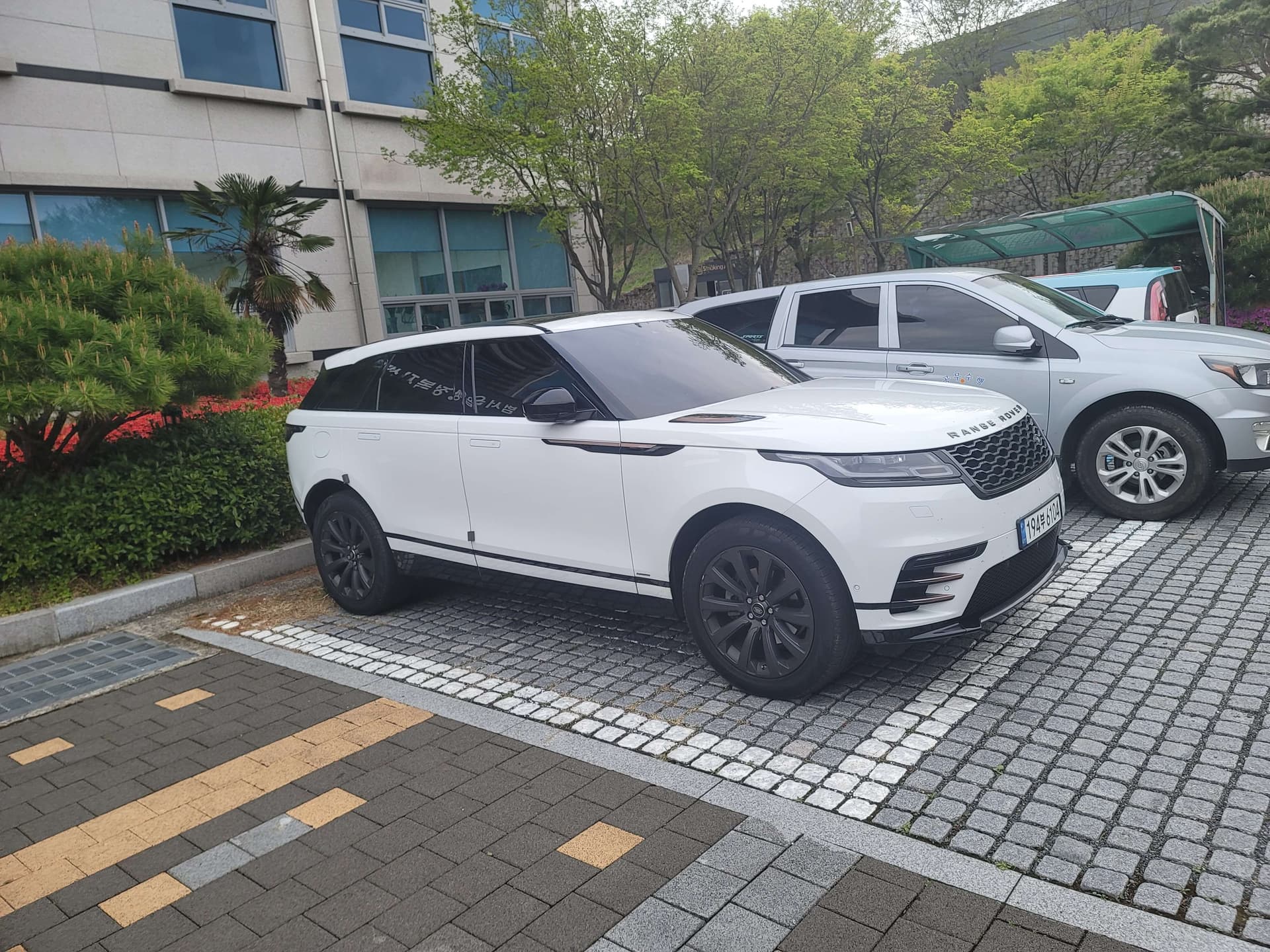 랜드로버 레인지로버 벨라 D240 R-다이나믹 SE 게시글 썸네일